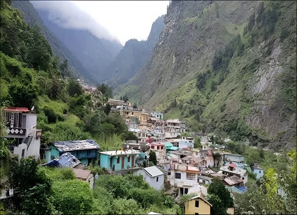 Beautiful valley and houses at Pandukeshwar village